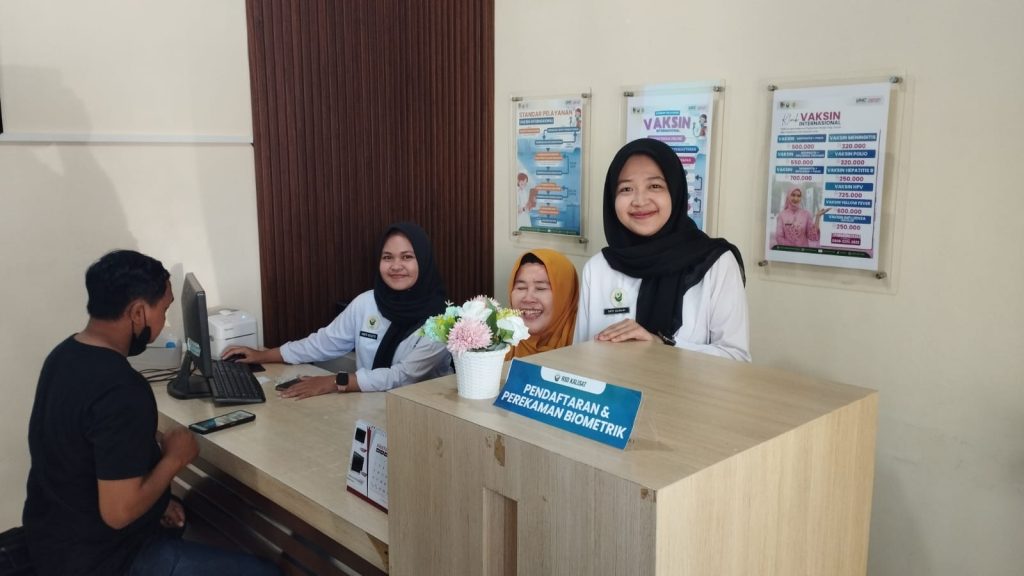 Pelayanan di Klinik CPMI RSD Kalisat. Foto Edi Mulyono