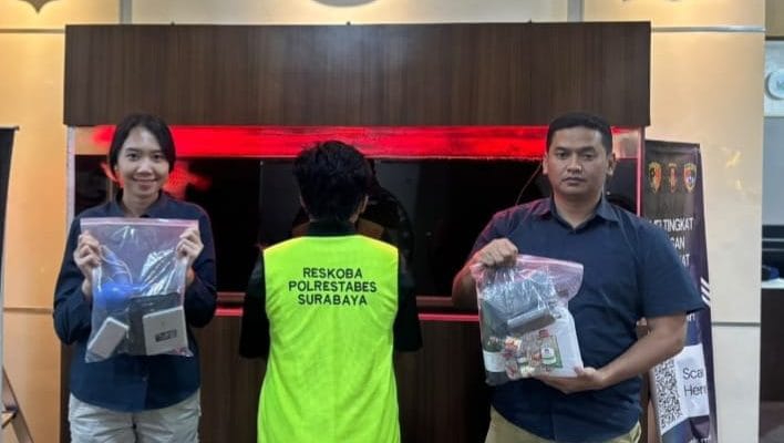 Polisi Bongkar Produksi Tembakau Sintetis di Sidoarjo Tersangka BS (tengah) beserta barang bukti diamankan di Mapolrestabes Surabaya, Rabu (12/8/2026).