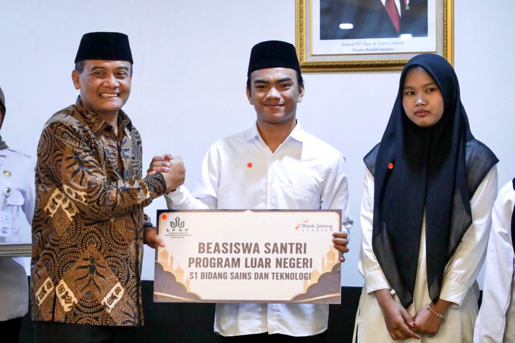 Pesantren Obah Bawa Santri Jateng Kuliah ke Luar Negeri Gubernur Jateng Ahmad Luthfi dan Santri yang menerima beasiswa ke luar negeri (GOnews.id)