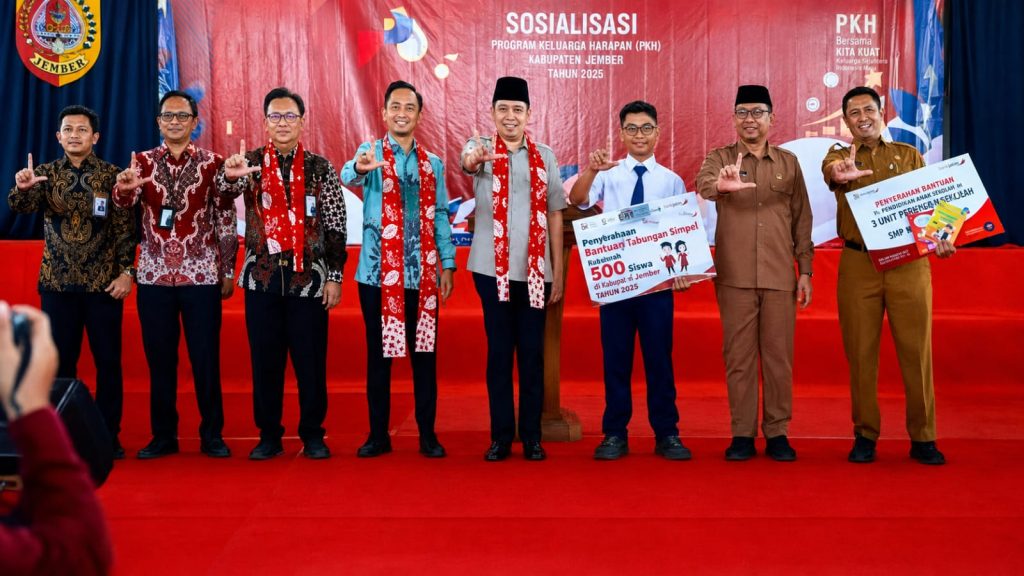 Bupati Jember Muhammad Fawait saat bersama anak anak penerima PIP. Foto Istimewa