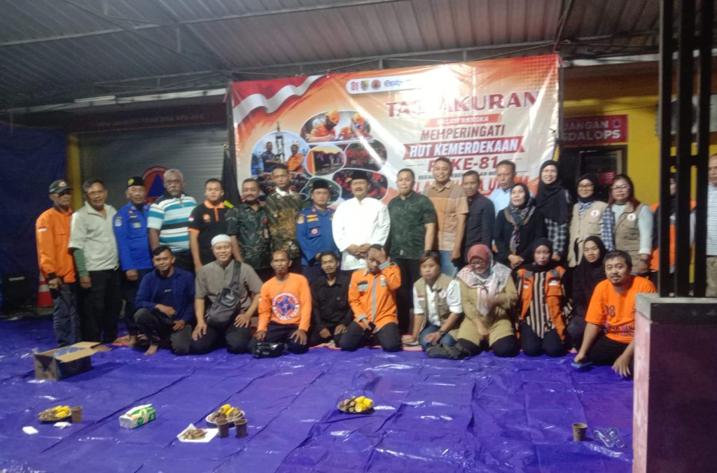 BPBD Jember Sabet Juara Umum Dua Tahun Berturut-turut, Kesiapsiagaan Bencana Makin Diperkuat Kepala BPBD Jember Edy Budi Susilo ( tengah baju Putih)Seusai acara tasyakuran. Foto istimewa