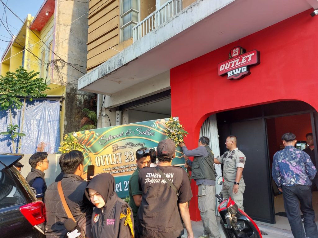 Belum Berizin, Outlet 23 di Jember Dihentikan Usai Ramai Dipromosikan di TikTok Saat tim gabungan hentikan sementara outlet 23 yang jual miras.foto Diskominfo Jember
