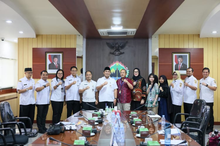 Jateng Perkuat Wisata Muslim dan Industri Halal Wagub Jateng Taj Yasin Maimoen dan Ketua Enhaii Halal Tourism Center (EHTC) Politeknik Pariwisata NHI Bandung, Sumariadi (Dok.foto humasprovjateng) (GOnews.id)