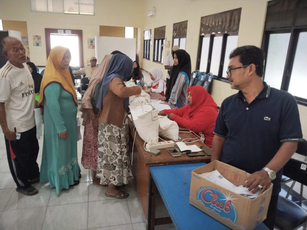 Bulog Salurkan 563,6 Ton Beras untuk 18.787 PBP di Kota Pasuruan Suasana pembagian bantuan di kelurahan (Foto:Mufida)