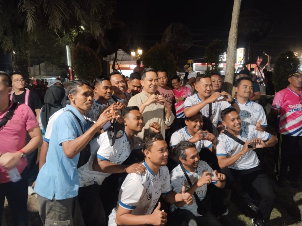 Ratusan ASN Jember Antusias Latihan Tajemtra 2026, Gus Fawait: Jadi Amal Jariyah untuk Kabupaten Bupati Jember Muhammad Fawait bersama para ASN saat usai ikuti latihan bersama menjelang Tajemtra. Foto Edi Mulyono