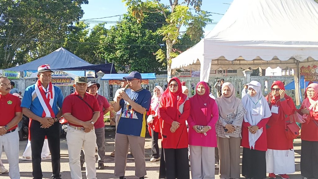 Gelora Semangat Kemerdekaan Ribuan Pelajar Meriahkan Pawai Alegoris Se-Pasaman Barat Sekda Pasaman Barat Doddy San Ismail (tengah, memegang mikrofon) menyampaikan sambutan saat membuka pawai alegoris dalam rangka peringatan HUT ke-81 RI tingkat Kabupaten Pasaman Barat, Sabtu (15/8/2026). (Saipen/GOnews.id)