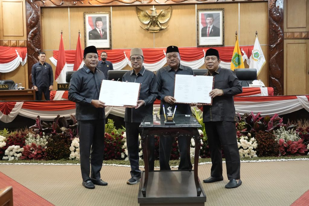 Bupati Sidoarjo H. Subandi bersama pimpinan DPRD Sidoarjo usai rapat paripurna pengesahan Perubahan KUA-PPAS Tahun Anggaran 2026, Sabtu (15/8/2026).