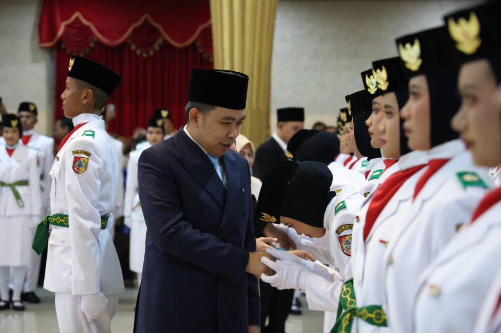 Bukan Sekadar Kibarkan Merah Putih, Gus Fawait Titip Masa Depan Indonesia kepada Paskibraka Jember Bupati Jember Muhammad Fawait ucapkan selamat seusai kukuhkan Paskibraka Kabupaten Jember. Foto Diskominfo
