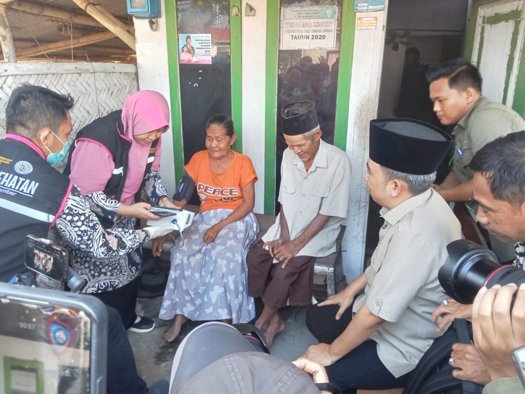 Gus Fawait Bawa Homecare Langsung ke Rumah Lansia Bupati Jember Muhammad Fawait saat turun mengikuti petugas Home care di Puger.Foto Istimewa