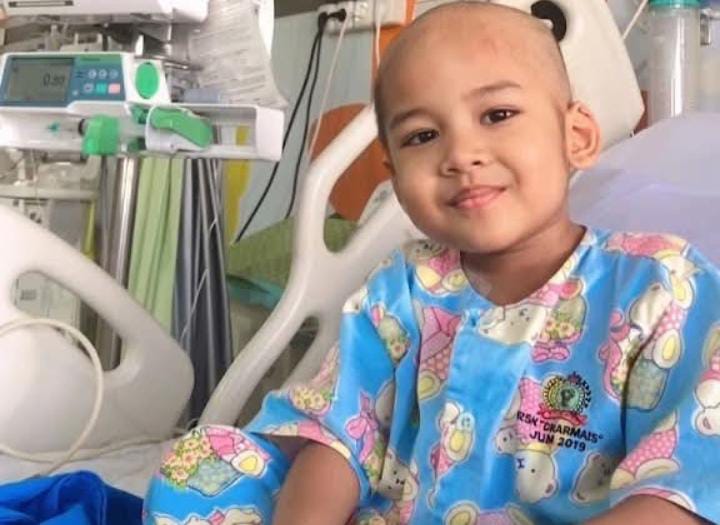 Kalandra 4 Tahun Berjuang Lawan Leukemia, Keluarga Buka Donasi Keterangan Foto: Kalandra menjalani perawatan di rumah sakit dan terus berjuang melawan leukemia. Minggu (16/8/2026) (Fhoto : Dioni/Gonews.id)