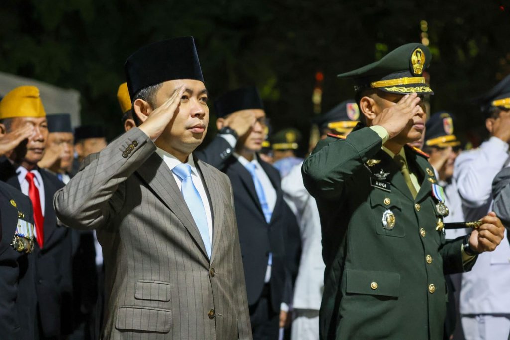 Dalam Hening dan Cahaya Lilin, Gus Fawait Kenang Jasa Pahlawan di Renungan Suci HUT ke-81 RI Bupati Jember Muhammad Fawait saat ikuti apel Kehormatan dan renungan suci.foto Edi Mulyono