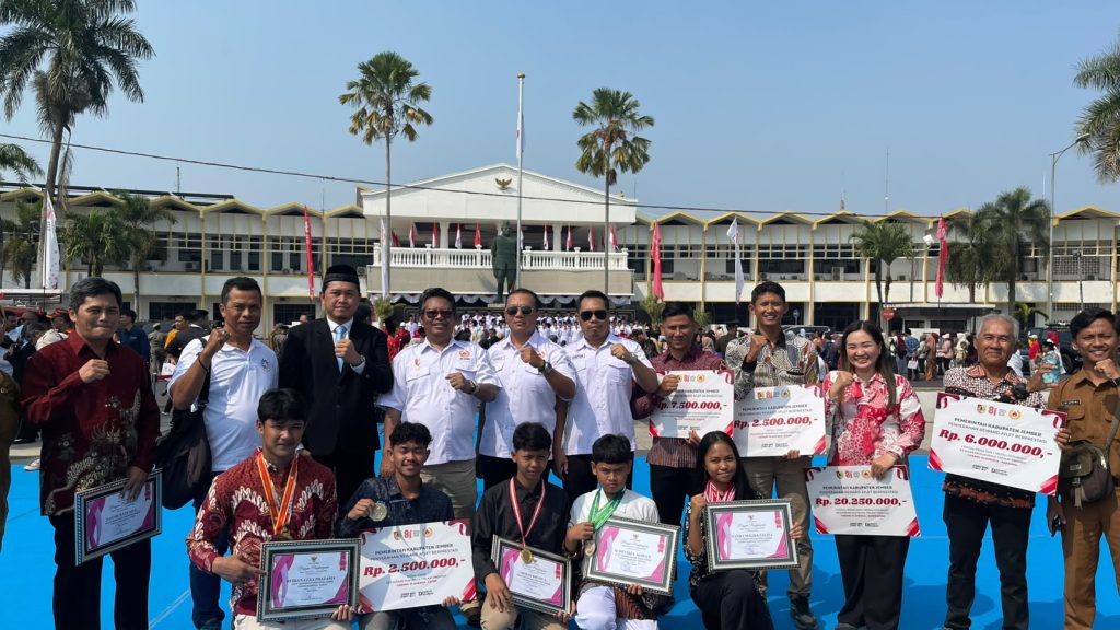 Ketua KONI Kabupaten Jember Ervan Friambodo( nomer 4 dari kiri) bersama pengurus dan atlit berprestasi jember.Foto Edi Mulyono
