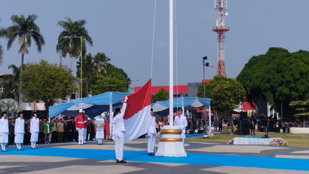 Pengibaran bendera Merah Putih dalam acara peringati hari kemerdekaan Republik Indonesia Ke-81 Di Alun alun kota Jember. Foto Edi Mulyono