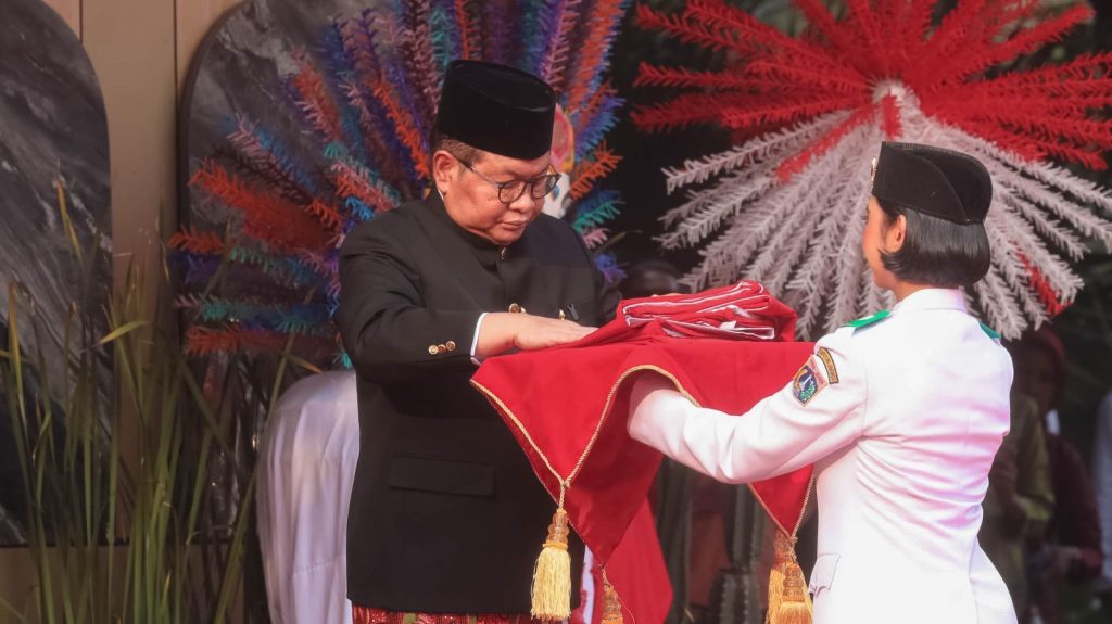 Gubernur Pramono Tekankan Pemerataan di Momentum HUT Ke-81 RI Gubernur Pramono Anung menyerahkan bendera merah putih kepada Paskibra Jakarta untuk dikibarkan dalam upacara Peringatan HUT Ke-81 Kemerdekaan Republik Indonesia di Halaman Balai Kota, Jakarta Pusat, Senin (17/8/2026) Foto: Diskominfotik