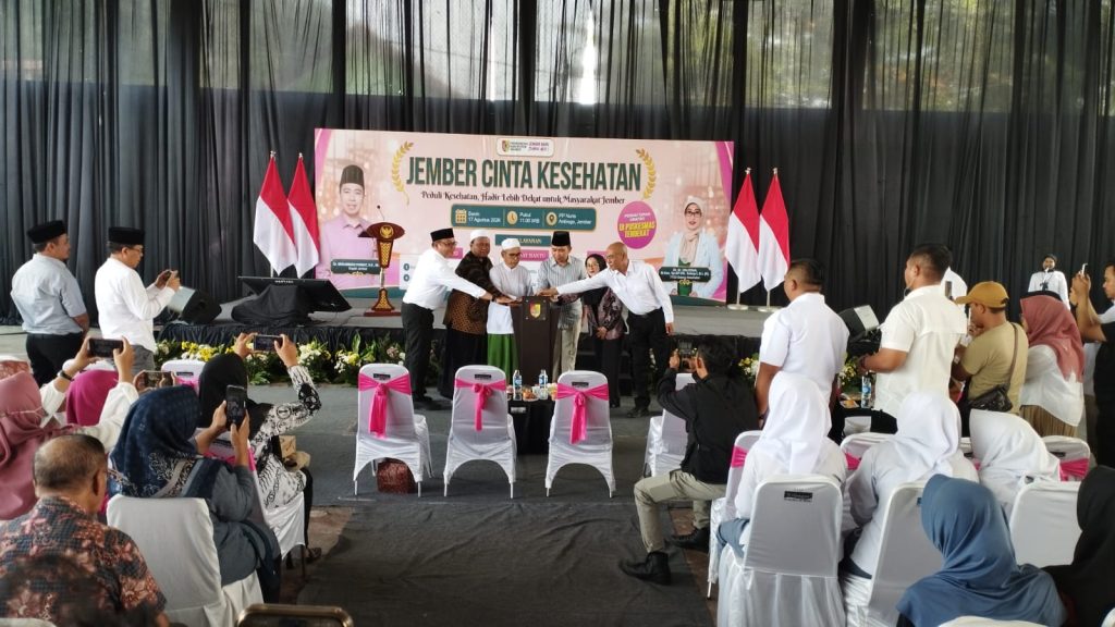 Bupati Jember Muhammad Fawait ( kopyah hitam tengah) saat launching Jember cinta kesehatan. Foto Edi Mulyono