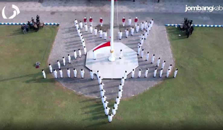Formasi Bintang Warnai HUT RI ke-81 di Jombang HUT ke-81 RI di Jombang diwarnai Formasi Bintang Paskibraka, penghargaan pelatih, remisi, dan doa bagi korban bencana.