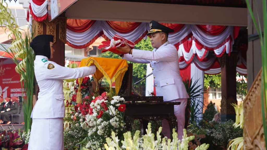 Gus Barra Dorong Pembangunan Mojokerto Lebih Merata Bupati Mojokerto Muhammad Albarraa saat memperingati HUT ke-81 Kemerdekaan Republik Indonesia.(ft:Diskominfo)