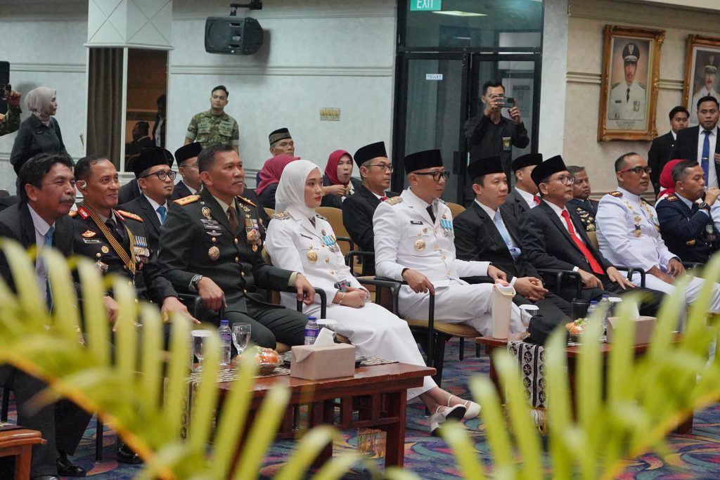 Pemprov Lampung Ikuti Detik-Detik Proklamasi, Persatuan Jadi Perekat Bangsa Caption: Prosesi sakral Detik-Detik Proklamasi secara khidmat, jajaran Pemprov Lampung (Eva/GoNews.id)