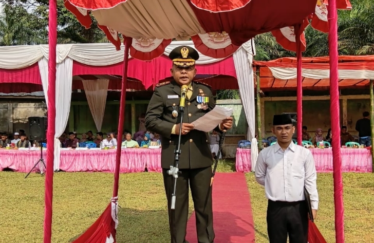 Pulang Kampung, Letkol Aswad Pimpin Upacara HUT RI Keterangan foto: Letkol Cpl Aswad Kenedi saat menjadi Inspektur Upacara HUT ke-81 Kemerdekaan RI di Nagari Siaur, Kecamatan Kamang Baru, Kabupaten Sijunjung, Senin (17/8/2026). (Fhoto : Dioni/Gonews.id)