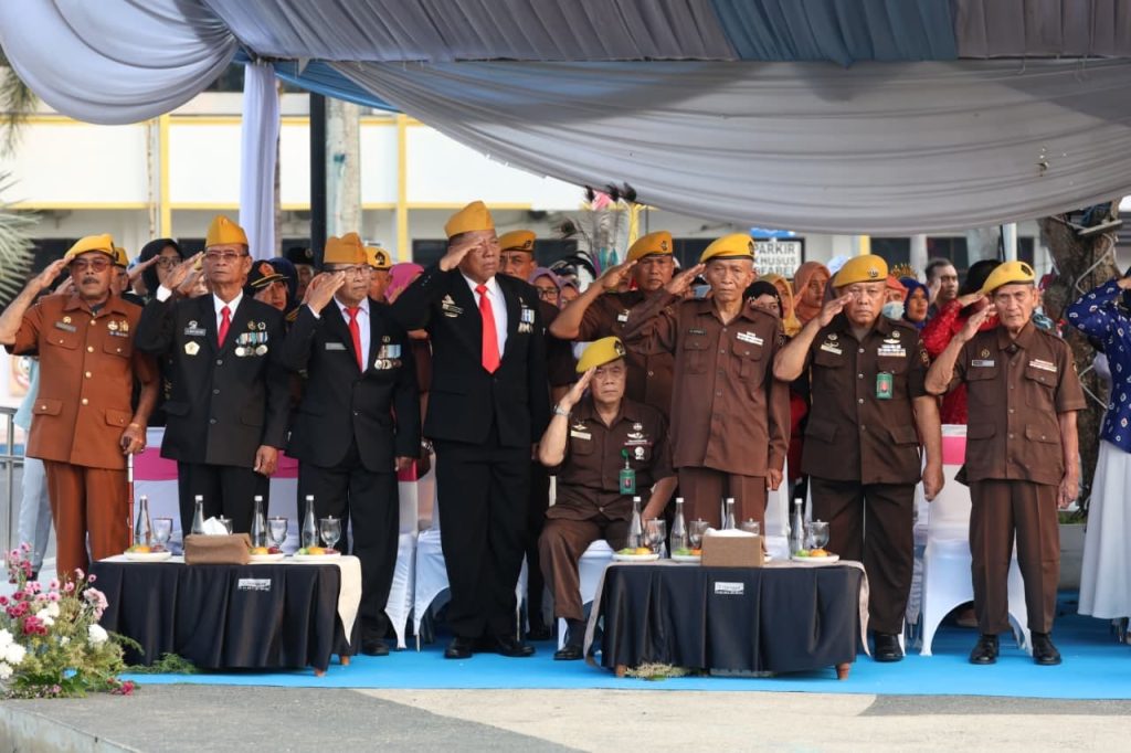 Bukan Sekadar Seremoni, Upacara HUT RI di Jember Usung Konsep Keadilan dan Kemanusiaan Para veteran saat ikuti upacara HUT Kemerdekaan RI Ke-81 di Alun alun Jember. Foto Diskominfo