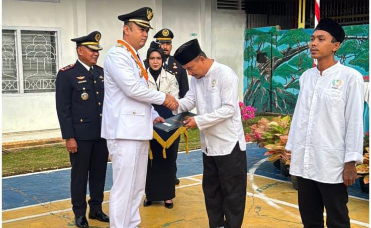151 WBP Lapas Muaro Sijunjung Dapat Remisi Keterangan foto: Bupati Sijunjung bersama Kepala Lapas Kelas IIB Muaro Sijunjung Ahmad Junaidi usai penyerahan remisi WBP dalam rangka HUT ke-81 Kemerdekaan RI. Senin (17/8/2026) (Fhoto : Dioni/Gonews.id)