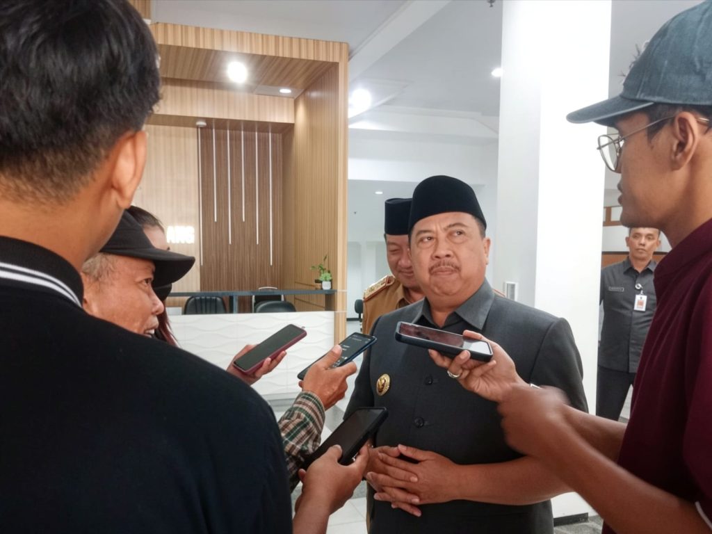 Warsubi, Bupati Jombang didampingi Sekda Agus Purnomo memberikan keterangan seputar pelaksanaan program pembangunan yang dibiayai APBD (Agus/GOnews.id)