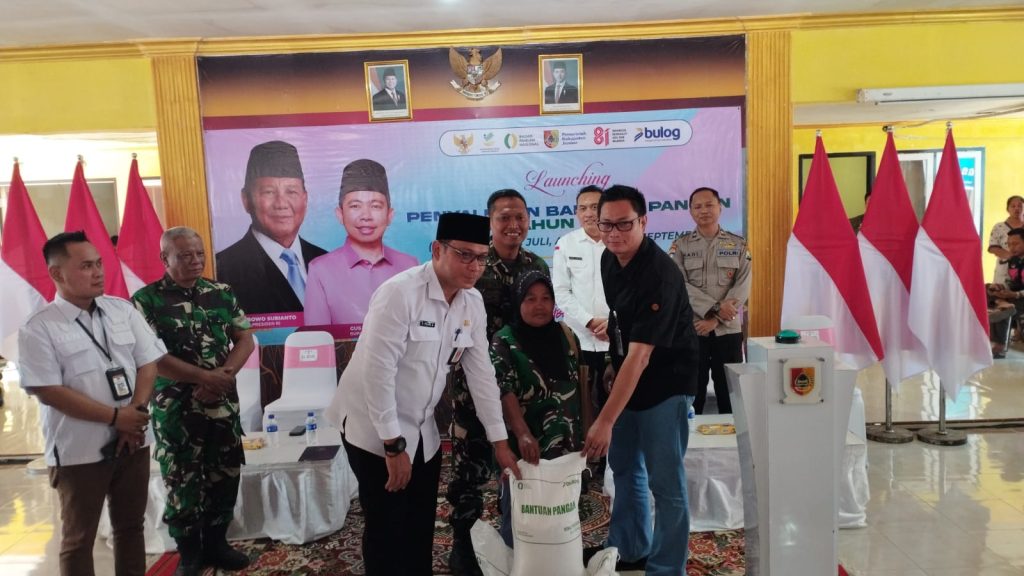 Launching Penyaluran Bantuan Pangan 2026, 380.195 KPM di Jember Terima Beras 30 Kilogram Kepala dinas sosial Kabupaten Jember Akhmad Helmi Luqman ( berkopyah ) bersama Ka Buloq Jember saat Launching penyaluran bantuan pangan. Foto Edi Mulyono
