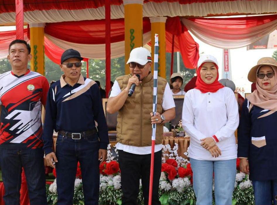 Pawai Pembangunan Semarakkan HUT RI di Sungai Penuh Wali Kota Sungai Penuh Alfin melepas Pawai Pembangunan, Pawai Budaya, serta Lomba Barisan Indah dalam rangka peringatan Hari Ulang Tahun (HUT) ke-81 Kemerdekaan Republik Indonesia, Selasa (18/8/2026).(Vina/GOnews.id)