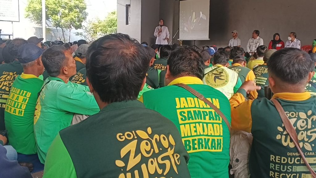 Disiplin PPPK Paruh Waktu Jadi Andalan DLHKP Kediri DLHKP Kota Kediri mengumpulkan seluruh Pegawai Pemerintah dengan Perjanjian Kerja (PPPK) paruh waktu untuk memperkuat kebersamaan sekaligus meningkatkan disiplin dalam menjalankan tugas di Taman Brantas Kota Kediri, Rabu (19/8/2026) (DR/GOnews.id)