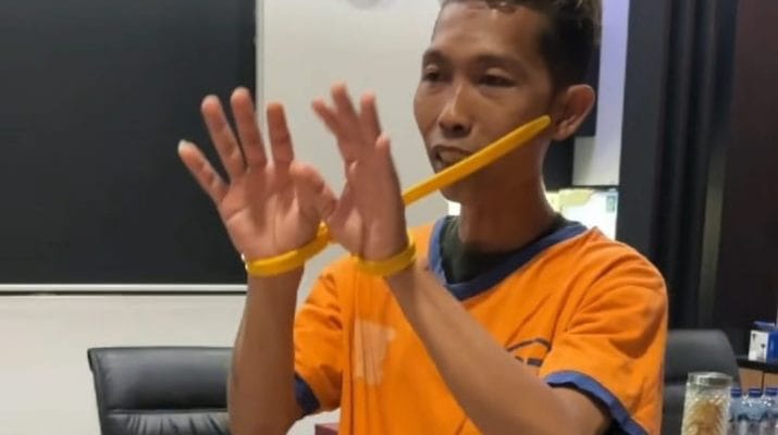 Ayah Tiri di Surabaya Diduga Hamili Anak 12 Tahun Tersangka H saat diamankan di Mapolrestabes Surabaya, Jalan Sikatan No.1, Surabaya, Rabu (19/8/2026).