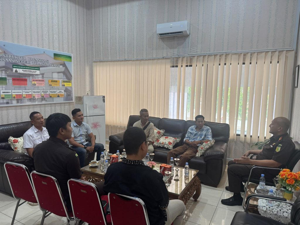 Audiensi Ketua KWI Jeffry Pratama, S.Kom. dan Direktur SIKK-HAM Junaidi Arsyad, S.E. di Kejaksaan Negeri Menggala (Eva/GoNews.id)