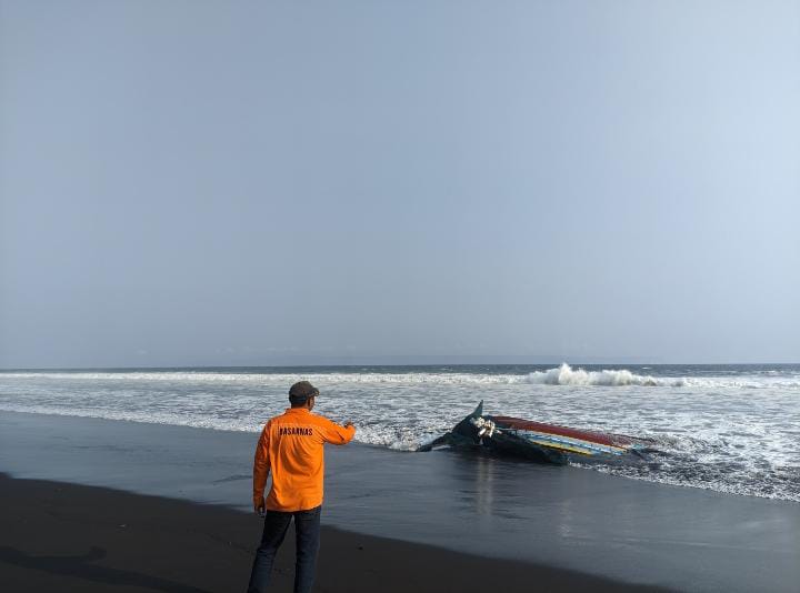Perahu Pantes Terbalik, Tiga Nelayan Masih Dicari Perahu Pantes yang terbalik diterjang ombak.foto dok BPBD Jember