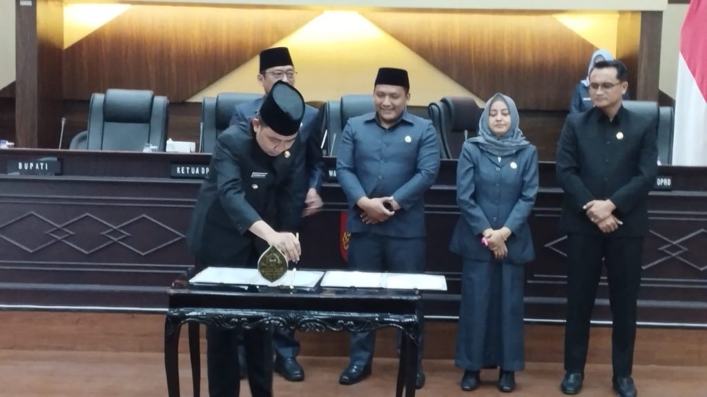 Rapat Paripurna DPRD Jember Sepakati Perubahan KUA-PPAS 2026, Gus Fawait Tekankan Pengentasan Kemiskinan Bupati Jember Muhammad Fawait saat tanda tangani Nota Kesepakatan. Foto Edi Mulyono