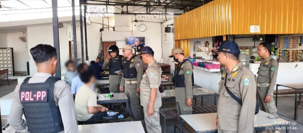 Petugas Satpol PP Sidoarjo mendata pelajar yang terjaring razia di salah satu warung kopi, Kamis (20/8/2026).(nug/GOnews.id) 
