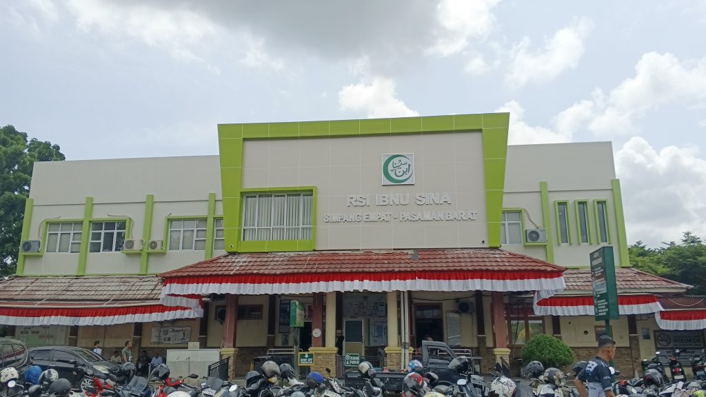 Tampak depan gedung Rumah Sakit Islam (RSI) Ibnu Sina Simpang Empat, Kabupaten Pasaman Barat, Jumat (21/8/2026). (Foto: Saipen/GOnews.id)