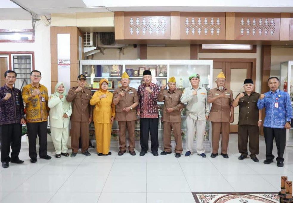 Azhar Terima LVRI-PPM, Sinergi Kebangsaan Diperkuat Azhar Hamzah menerima LVRI dan PPM Jambi untuk memperkuat sinergi, silaturahmi, dan semangat kebangsaan di Sungai Penuh.
