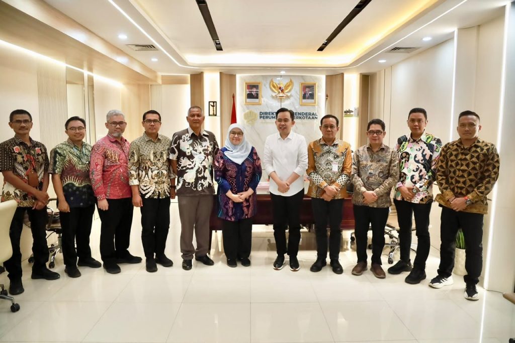 Program Bunga Desaku dan Homecare Dipaparkan ke Pusat, Inovasi Jember Tuai Apresiasi Bupati Jember Muhammad Fawait ( baju putih ) bersama rombongan saat di Kemendes PDT.Foto Istimewa