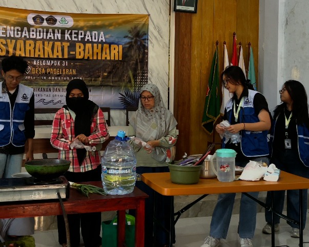 Mahasiswa FPIK UB Kenalkan Olahan Tuna dan Peta GEMARIKAN di Desa Pagelaran Mahasiswa FPIK UB mengedukasi ibu PKK tentang olahan tuna bergizi dan pemanfaatan peta untuk mendukung program GEMARIKAN.