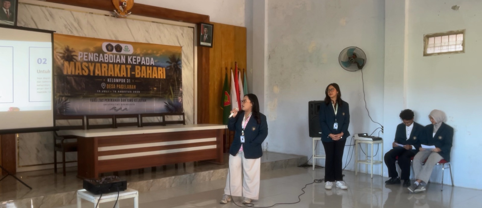 Mahasiswa FPIK UB mengedukasi ibu PKK tentang olahan tuna bergizi dan pemanfaatan peta untuk mendukung program GEMARIKAN.