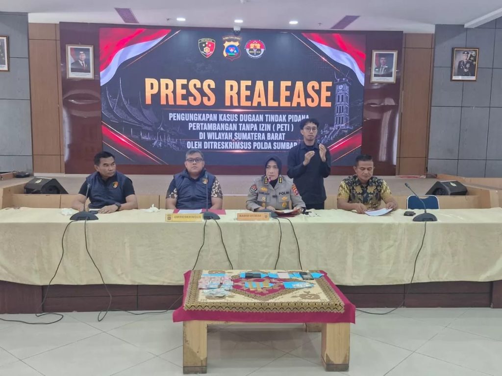 Polda Sumbar Bongkar Jalur Emas Ilegal ke Malaysia Kabid Humas Polda Sumbar Kombes Pol Susmelawati Rosya bersama Kasubdit 4 Tipidter AKBP Octa Rahmansyah saat memaparkan pengungkapan kasus dugaan perdagangan emas ilegal lintas negara di Mapolda Sumbar, Jumat (21/8/2026). (Foto : Dioni/Gonews.id)