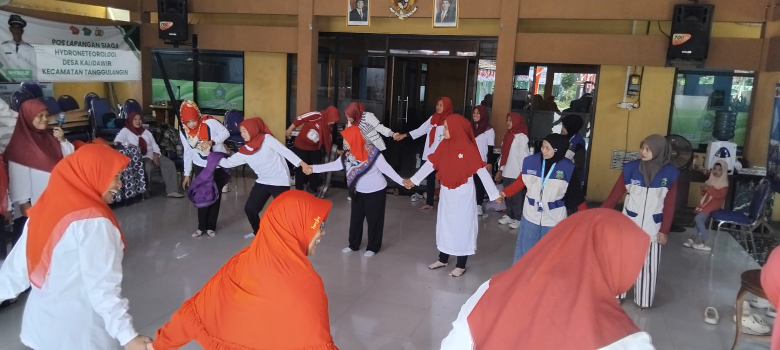 Semarakkan HUT RI ke-81, TP PKK Desa Kalidawir menggelar berbagai lomba lucu dan menghibur, Sabtu (22/8/2026). (FT/Wawan Hermawan)