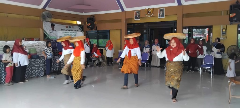 Semarakkan HUT RI ke-81, TP PKK Desa Kalidawir menggelar berbagai lomba lucu dan menghibur, Sabtu (22/8/2026). (FT/Wawan Hermawan)
