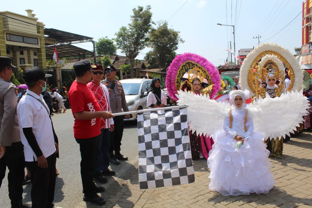 Camat Misyono bersama forkopimcam Wringin melepas rombongan peserta Parade Budaya. Sabtu 22/8/2026.