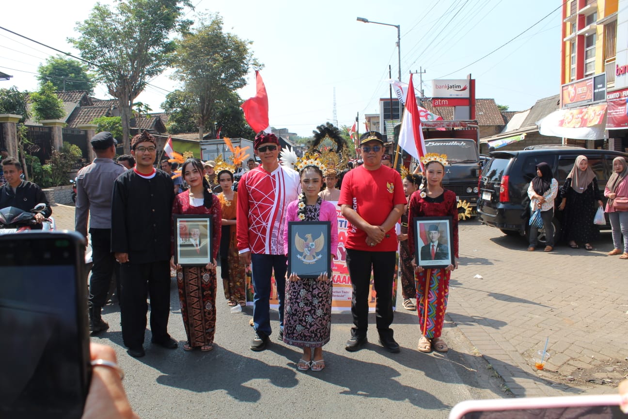 Camat Misyono bersama forkopimcam Wringin melepas rombongan peserta Parade Budaya. Sabtu 22/8/2026.