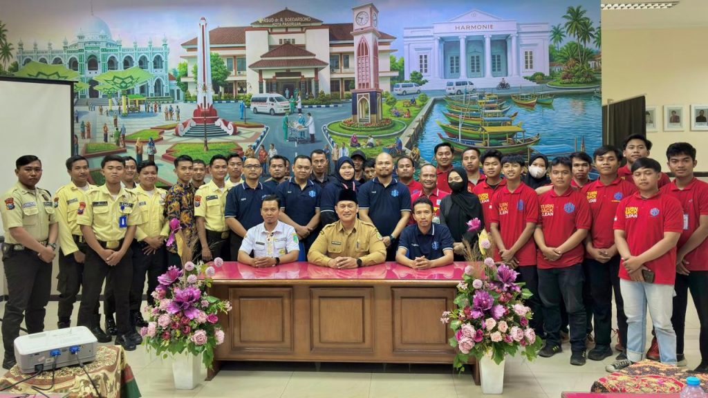 Direktur RSUD Soedarsono saat sesi foto bersama para manajemen dan staff RSUD Soedarsono kota pasuruan. (Mufida/GOnews.id)
