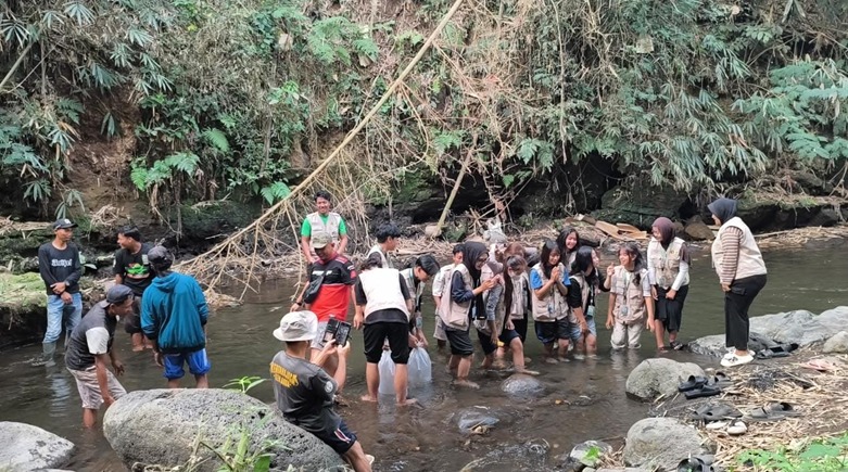 Mahasiswa FPIK UB bersama warga Pandanajeng menebar 10.000 benih ikan wader untuk menjaga kelestarian ekosistem sungai.