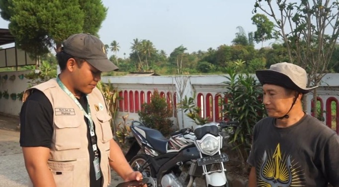 Mahasiswa FPIK UB bersama warga Pandanajeng menebar 10.000 benih ikan wader untuk menjaga kelestarian ekosistem sungai.