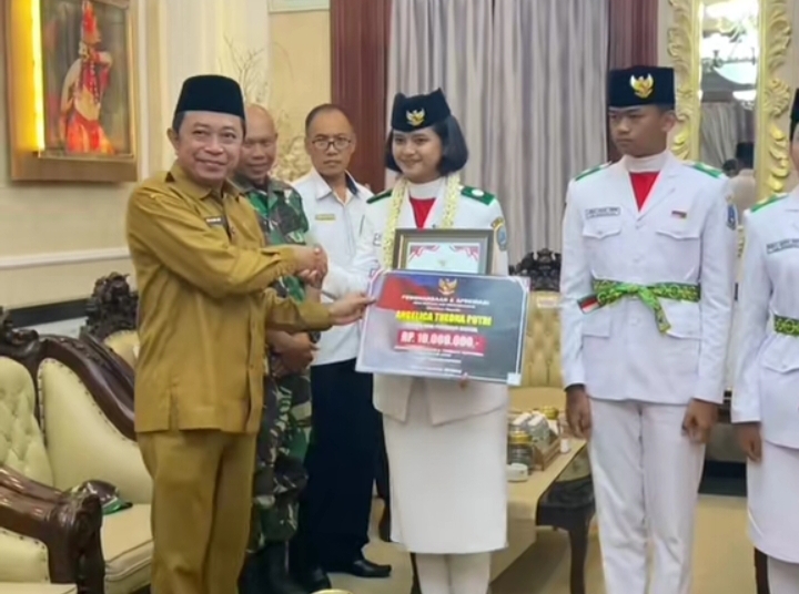 Paskibraka Nasional dan Provinsi Jadi Kebanggaan Bondowoso Putra putri Terbaik Bondowoso mendapat penghargaan Bupati, Senin (24/8/2026) (Doni/GOnews.id)