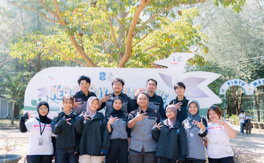 FPIK UB dan WVI Kolaborasi Tanam 10 Ribu Mangrove di Surabaya Mahasiswa FPIK UB dan WVI menanam 10.000 bibit mangrove di Wonorejo Surabaya