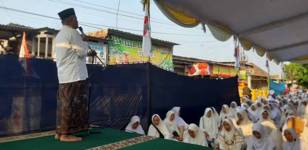 JIK-NAH Gelar Khotmil Quran Sambut Muktamar ke-35 NU Kyai Sami'an menjadi magnet kaum ibu-ibu dalam setiap ceramahnya yang dalam, sejuk dan humanis.